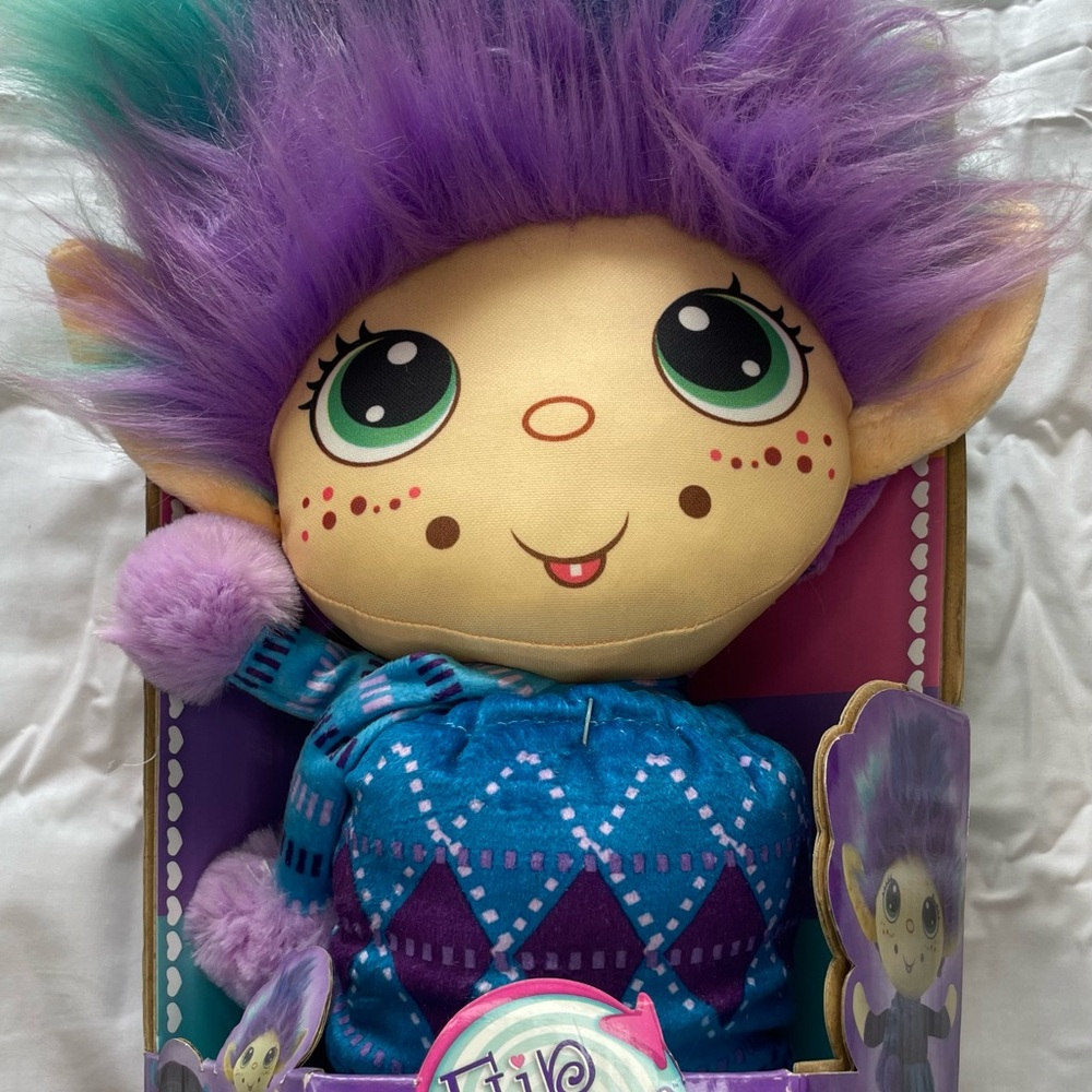 Flipper Trolls 2-in-1 Winter Wonder 9-inch Plush doll